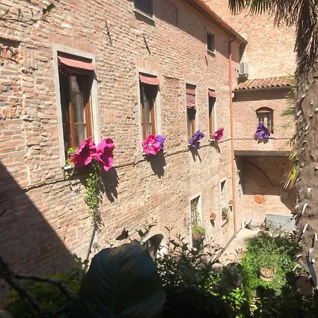 L'ape Regina Φεράρα